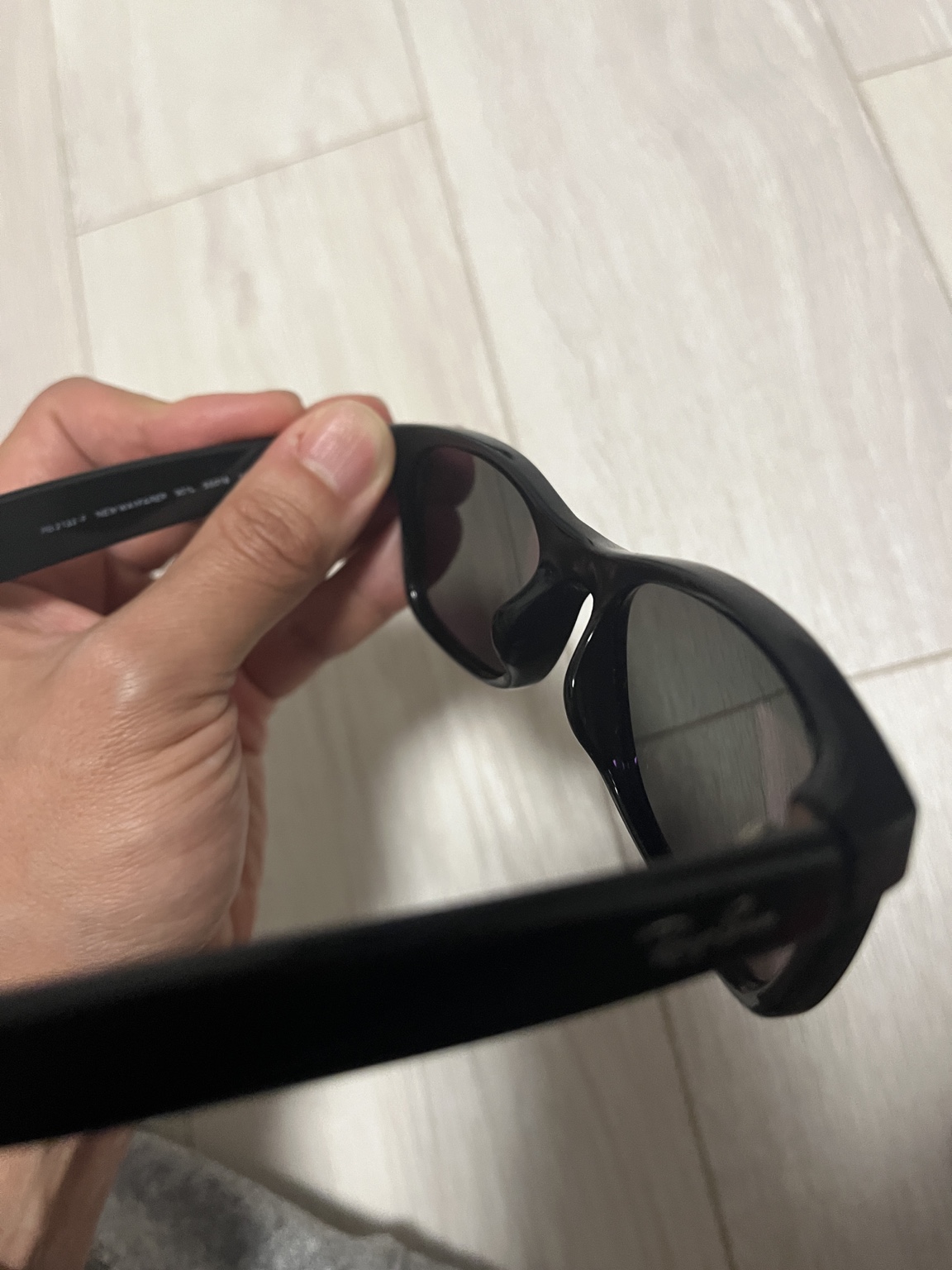 Ray-Ban RB2132 フレームを横から見た写真