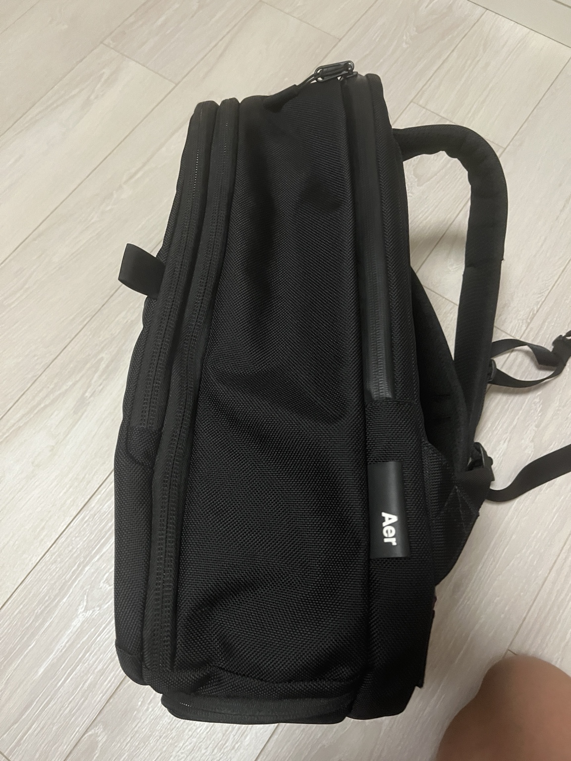 側面の小さなAerロゴとTravel Pack 2 Smallの厚み