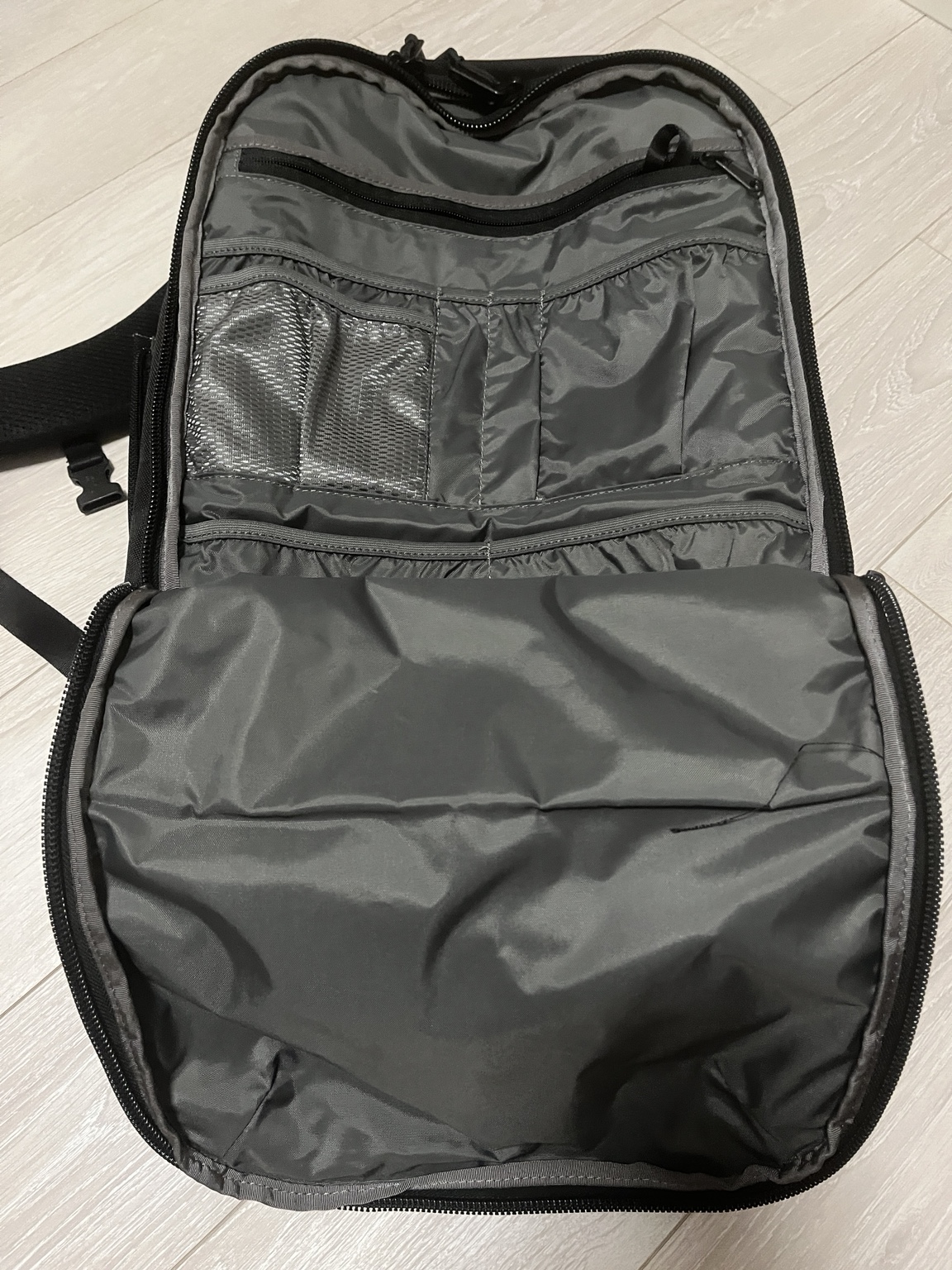 Aerの内側ファスナーとメッシュポケット