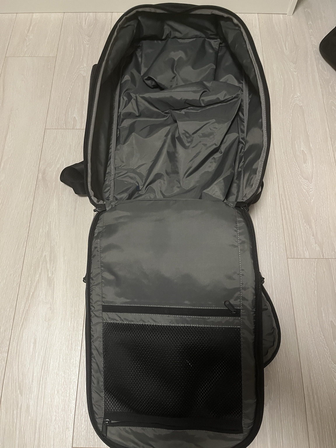 Travel Pack 2 Smallのメイン収納を全開した実物写真