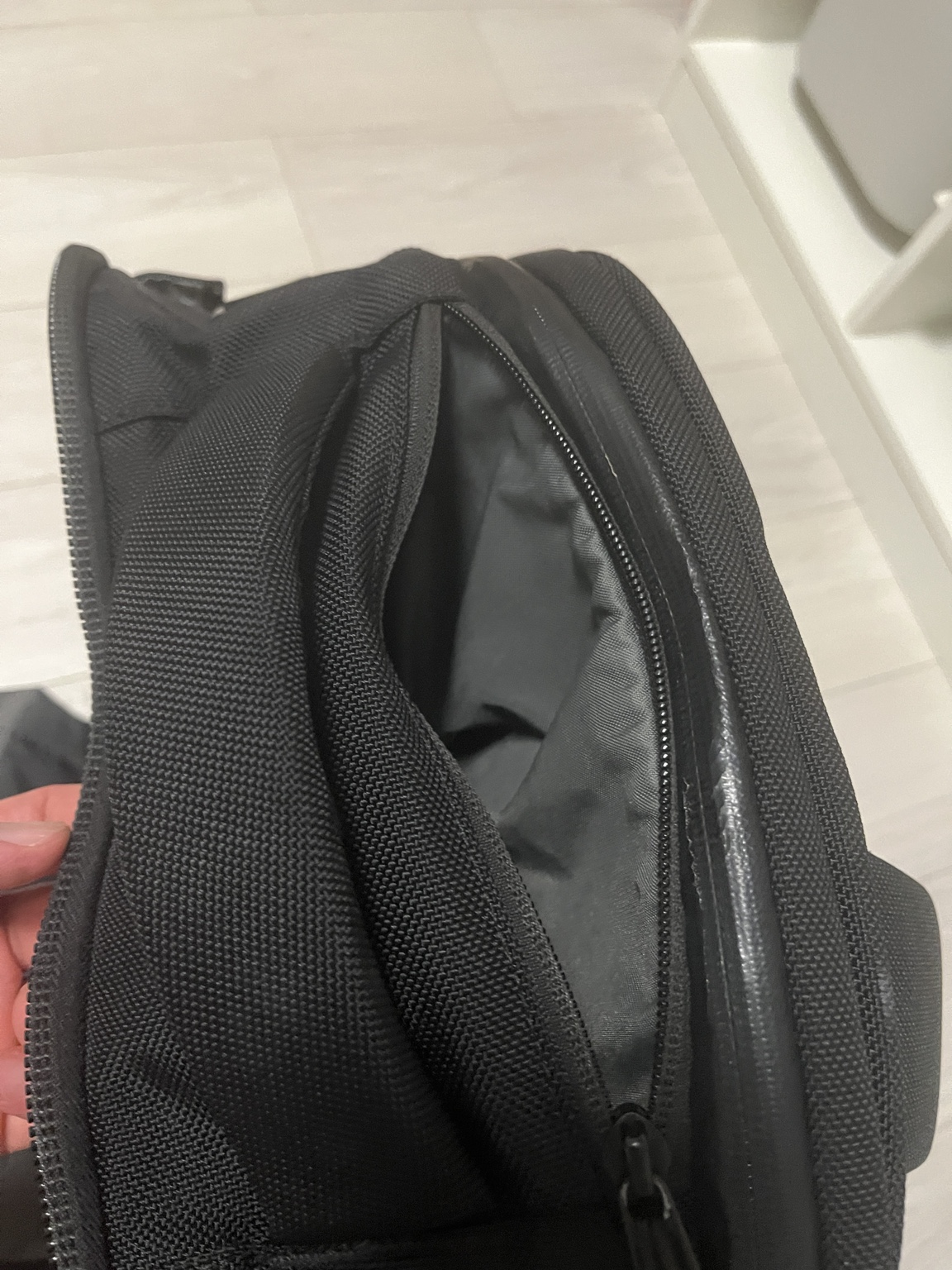 鍵やイヤホンを入れられる上部の小物収納