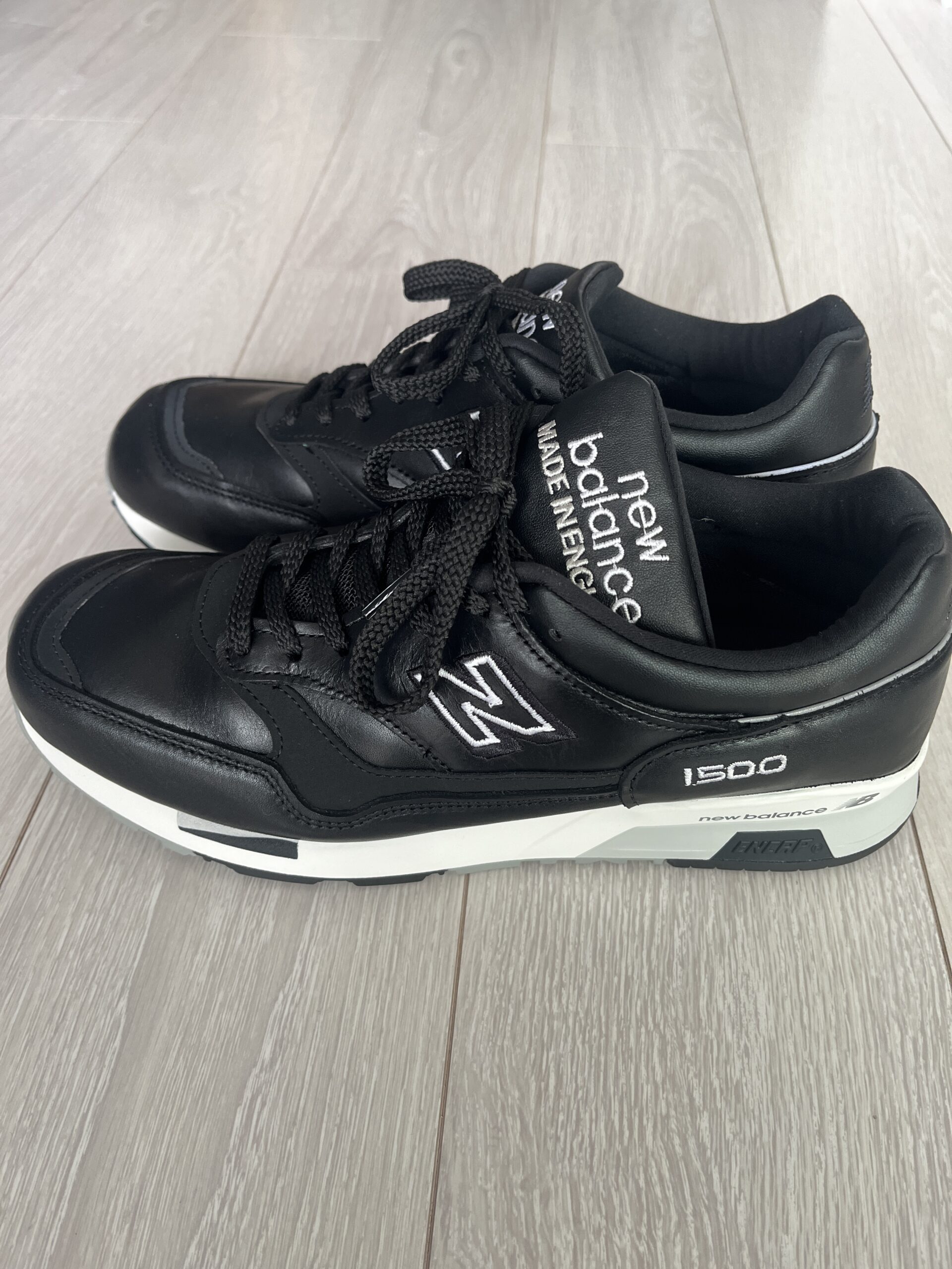 黒レザーのNew Balance 1500の実物写真