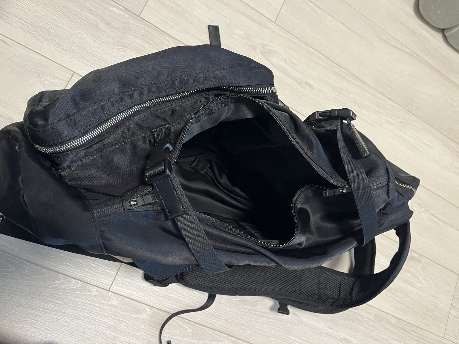 横からメイン収納へアクセスするジッパーを開いた、PORTER × foot the coacher所有バックパック。